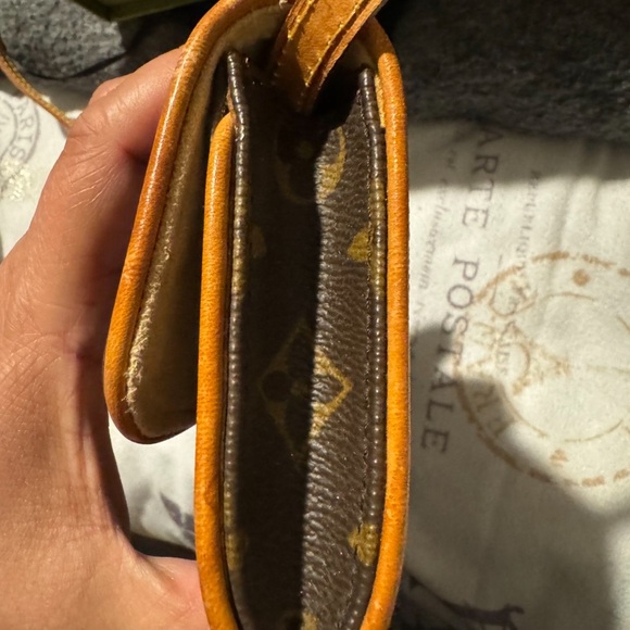 ******S O L D ***************
Pre loved Louis Vuitton Monogram Pochette Twin PM - Picture 6 of 12